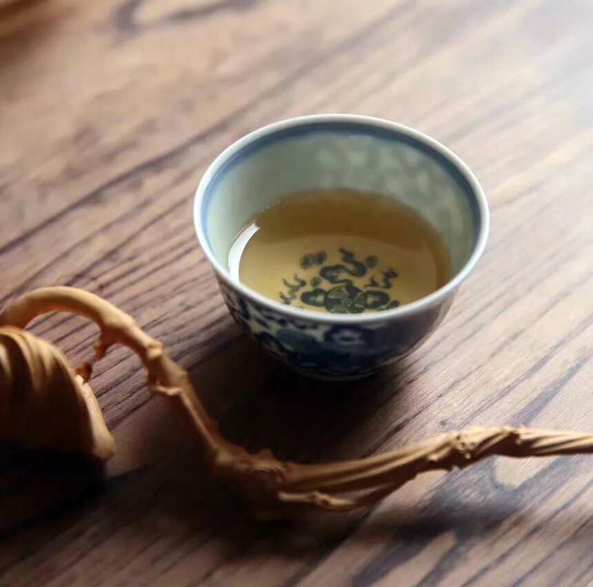 捧一盏茶，冷眼看红尘，静心度春秋