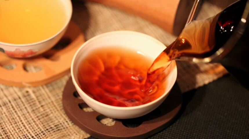 《老徐谈茶》第216期：普洱熟茶拼配比纯料更好？该如何拼配？