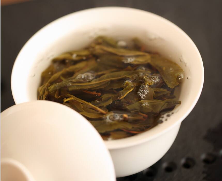 茶汤上的白色泡沫是什么东西？茶还能喝吗？