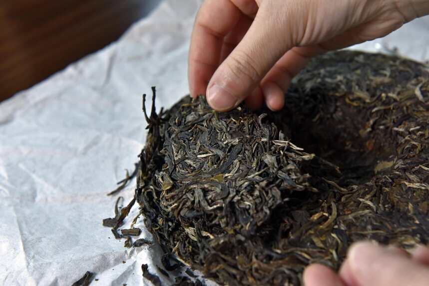 普洱茶外形种类，如何轻松撬开普洱茶饼？普洱生茶饼撬法一样吗？