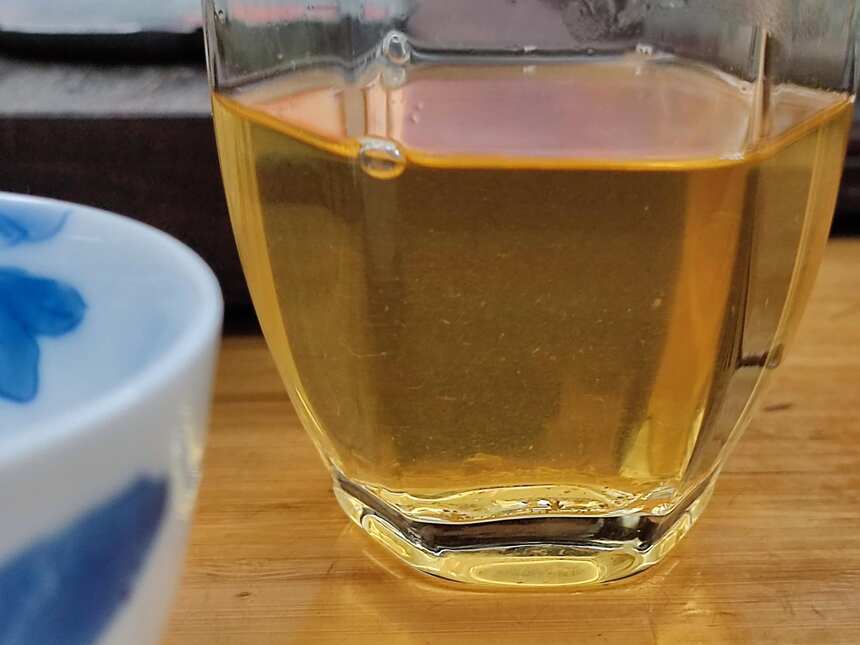 下关最新金鼎系列茶定位高定价低？2022藏汉合欢紧茶评测