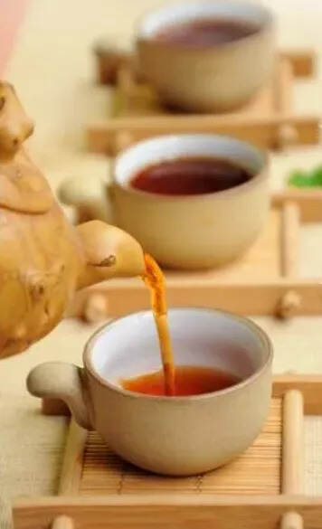 喝茶喝茶，结果改成喝药了（这画面有点辣眼睛）