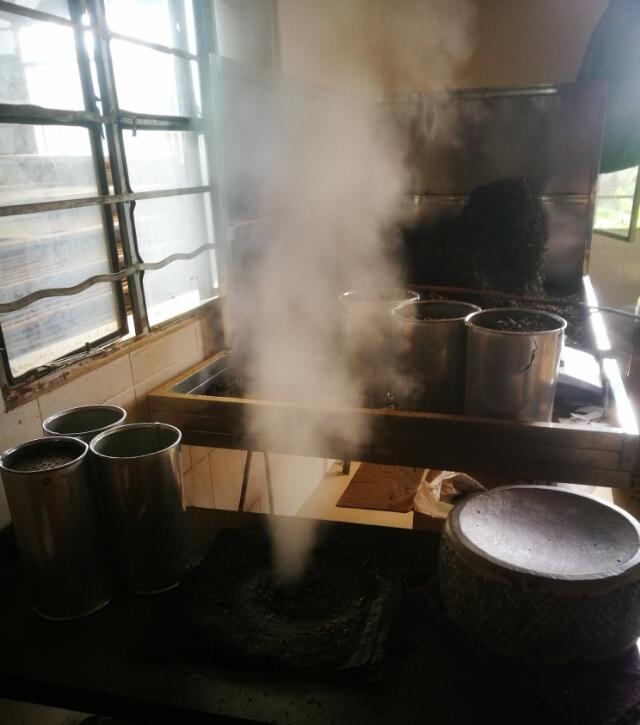 普洱生茶饼茶纯手工压制流程