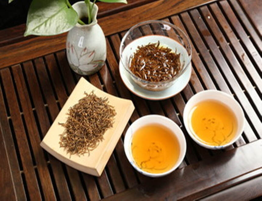 为什么「红茶」的汤色有红有黄？3大茶色素，出身相同，效果不同