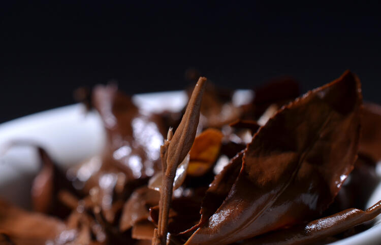 舌尖上的东方美人茶，一杯茶尽享乌龙茶与红茶的“双重利好”