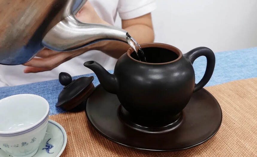 茶与器，厨心熟茶和建水紫陶壶