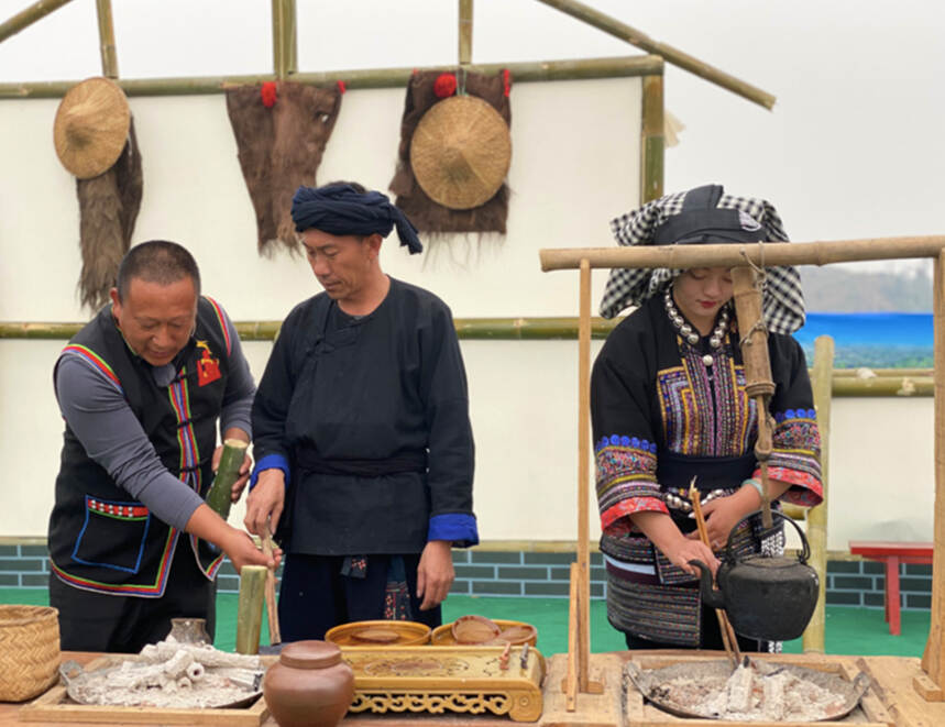 神秘的黑衣茶人部落：以黑为美、喜饮竹筒雷响茶、彝族支系俐侎族