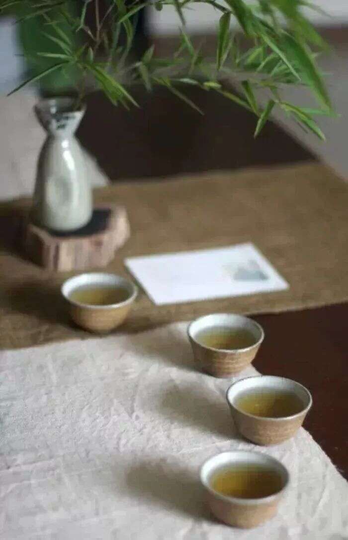 不须言和语，花间一壶茶