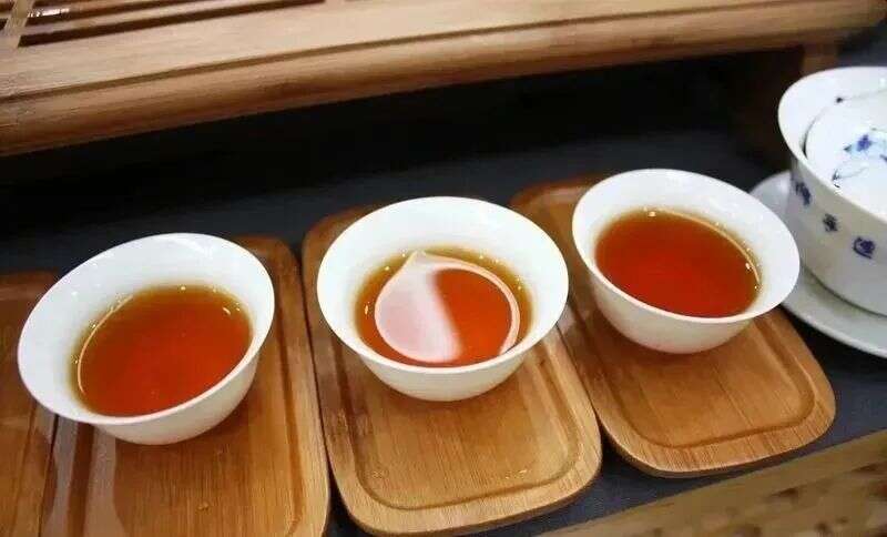 红茶汤色，是偏红色好还是偏黄色好？