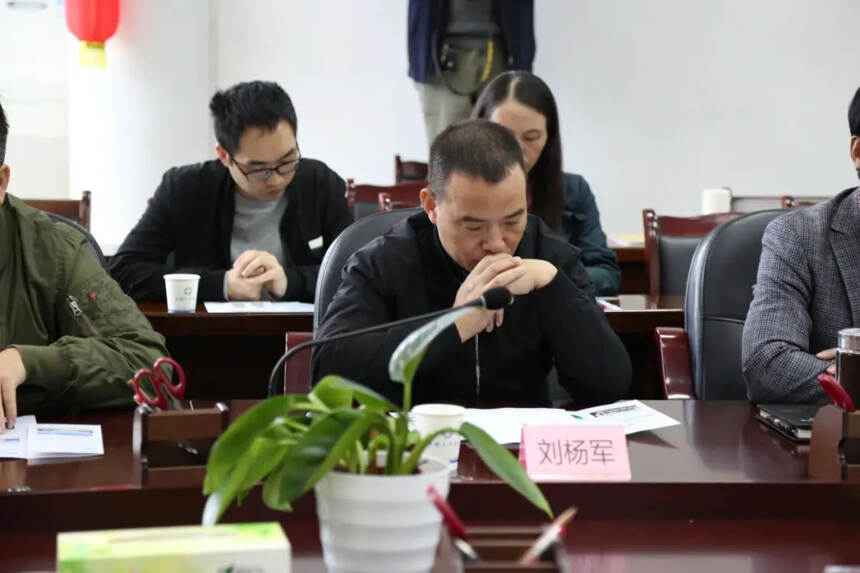 省茶叶行业协会会长覃中显陪同区政协工商联小组赴名山考察学习