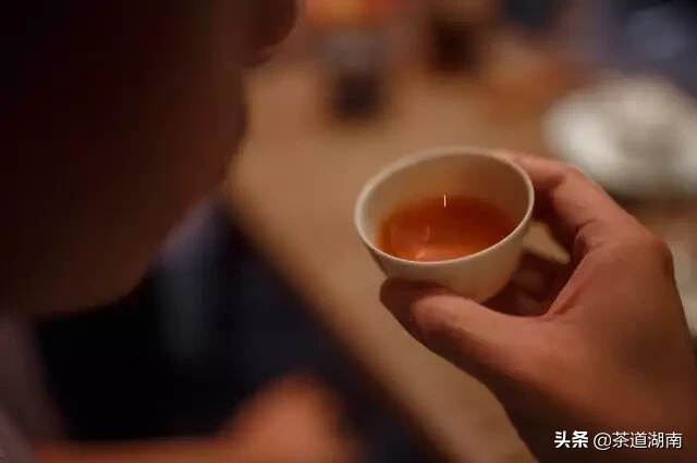 天气炎热，茶能当水喝吗