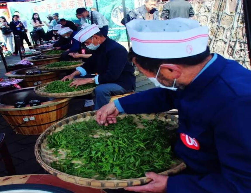 唯崇州独有的“枇杷茶”，少有的大叶种绿茶，滋味甘醇，茶香悠扬