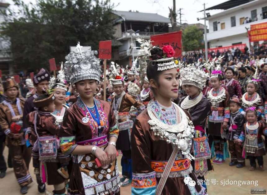 我是侗族人，生活在高山少数民族。