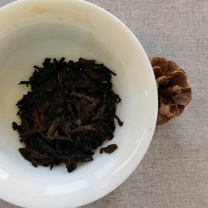 如果发现普洱茶压得太紧，还是赶快退了吧，不好撬又没有收藏价值