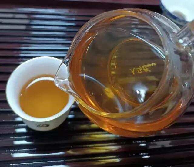 2001年珍藏版中茶黄中红印生茶