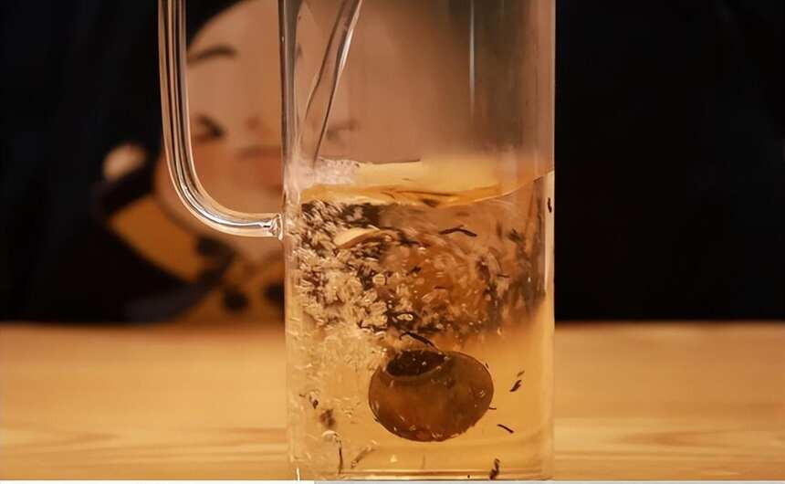 三伏酷暑天，冷喝六堡茶