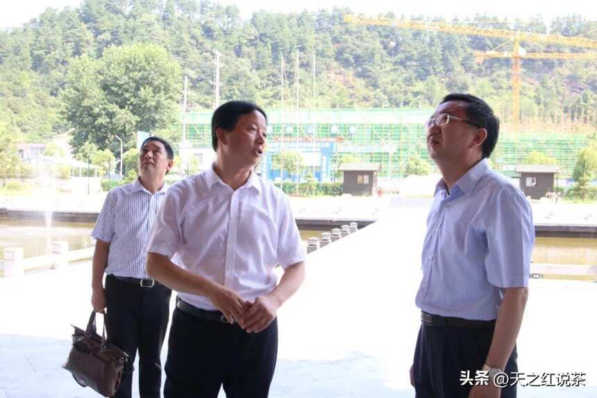 黄山学院党委书记汪枫应邀参观中国祁红科博园