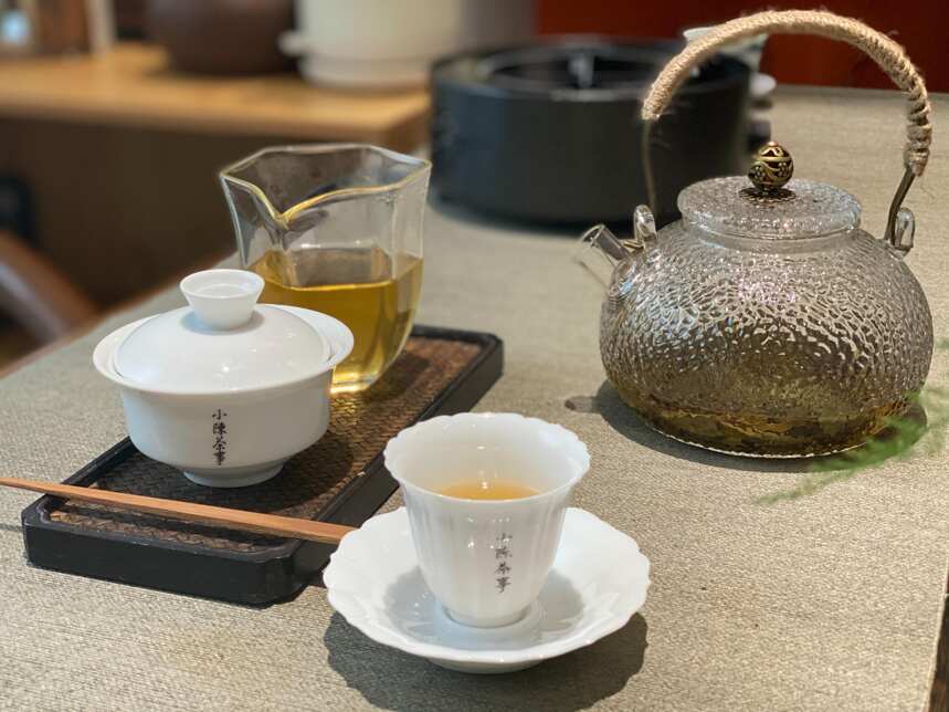 秋天的第一壶老白茶，该用铁壶、陶壶还是玻璃壶？怎么煮茶更好？