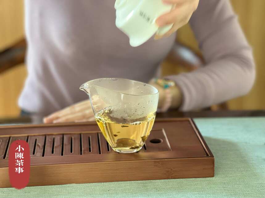 紫砂壶泡醇，白瓷盖碗泡香？冲泡老白茶用什么茶具才好？