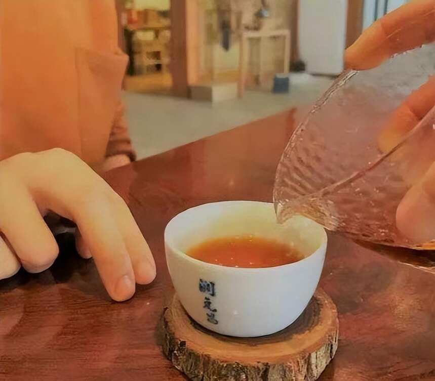 斟茶的六大基础礼仪，喝茶前一定要懂