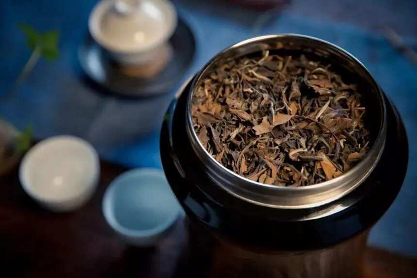 不管白茶、普洱茶，存茶就要存有年份的茶，这个说法对吗？