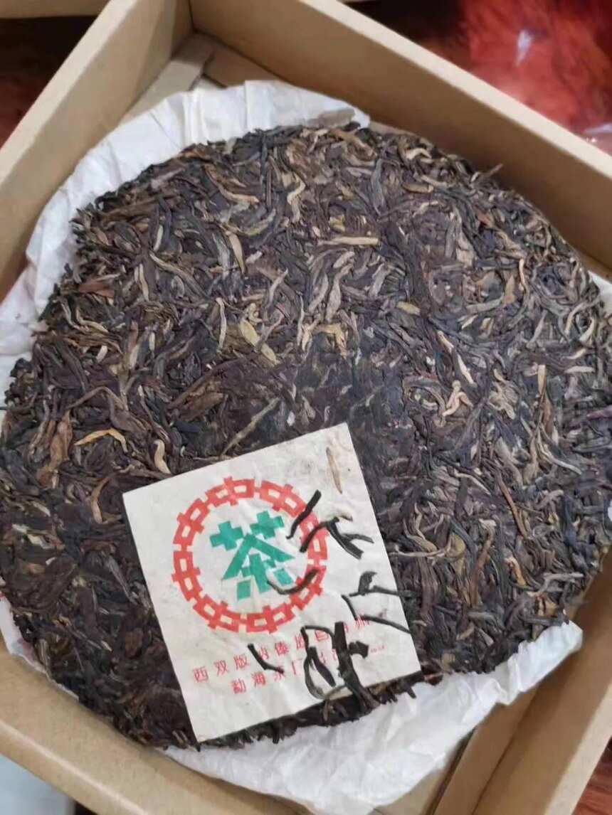 01简体云青饼 「傣文7542」。纯干仓，布朗茶青，香气高，茶气足