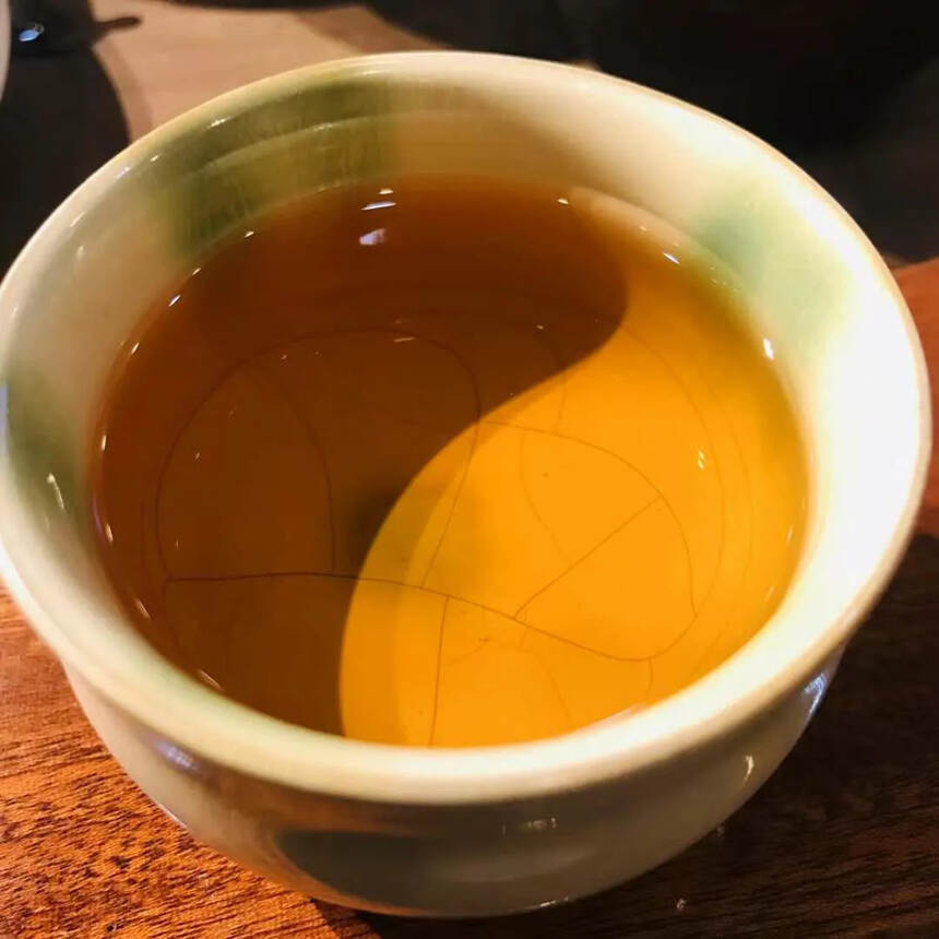 一九九九金冠班章古树沱茶，100克一个，5个一条。里