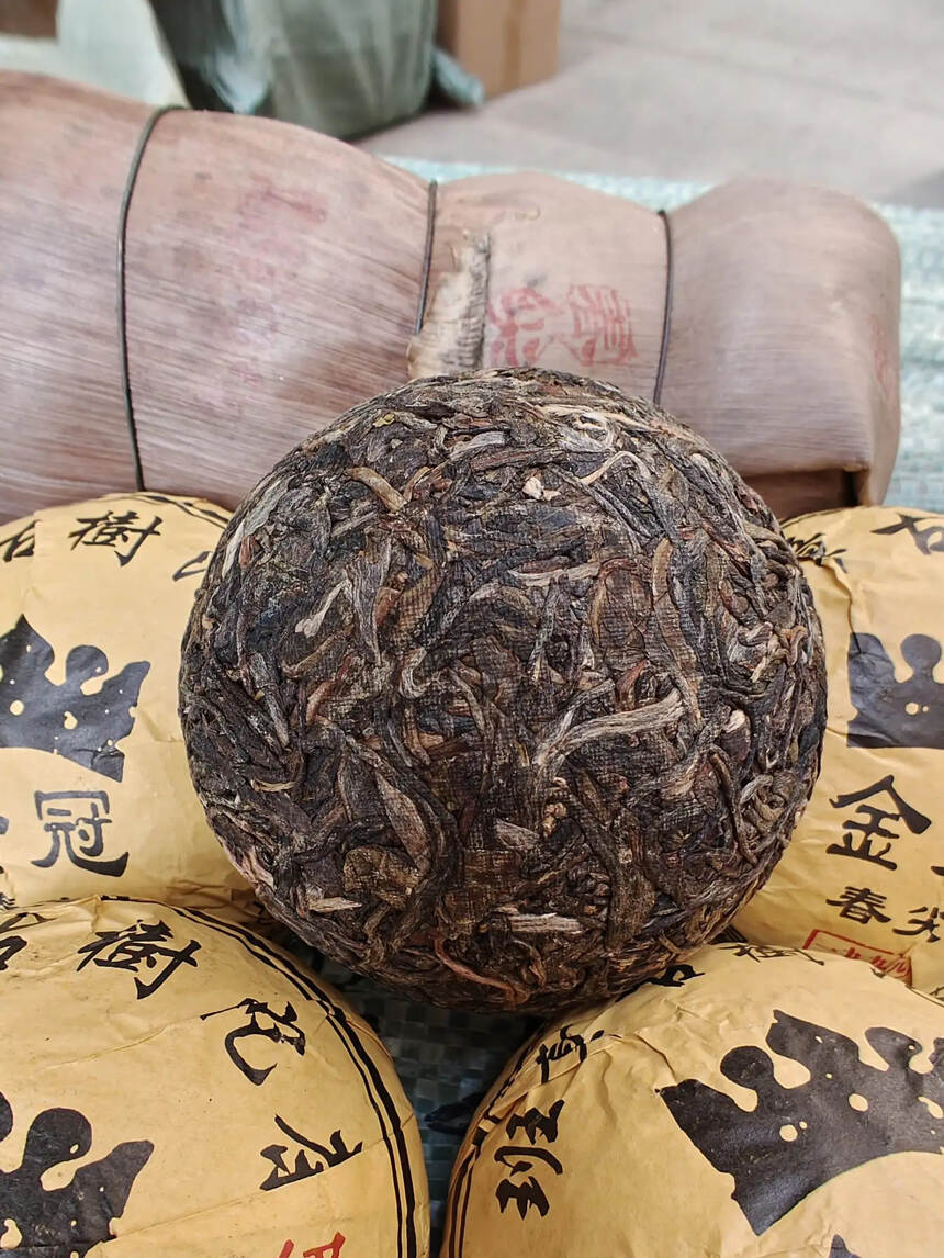 一九九九金冠班章古树沱茶，100克一个，5个一条。里