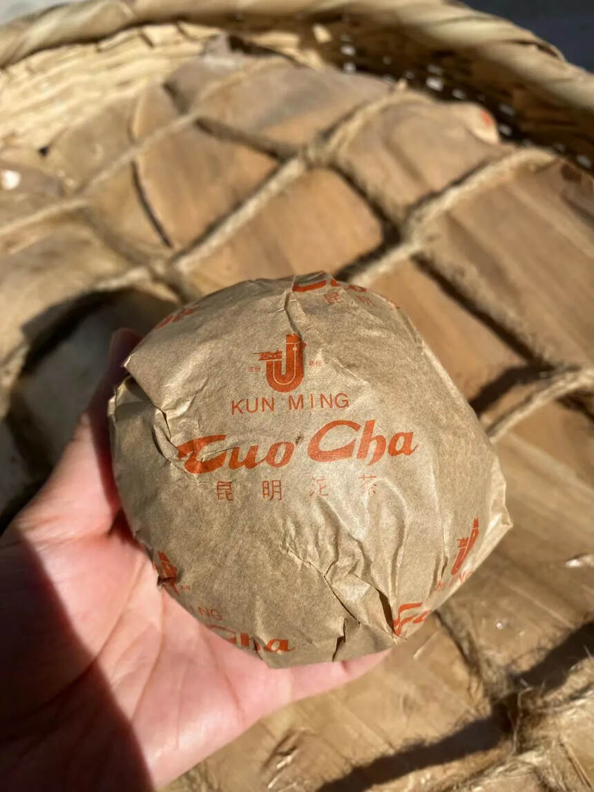 90年代昆明金鸡沱茶，一个100克仓储非常干净，入口