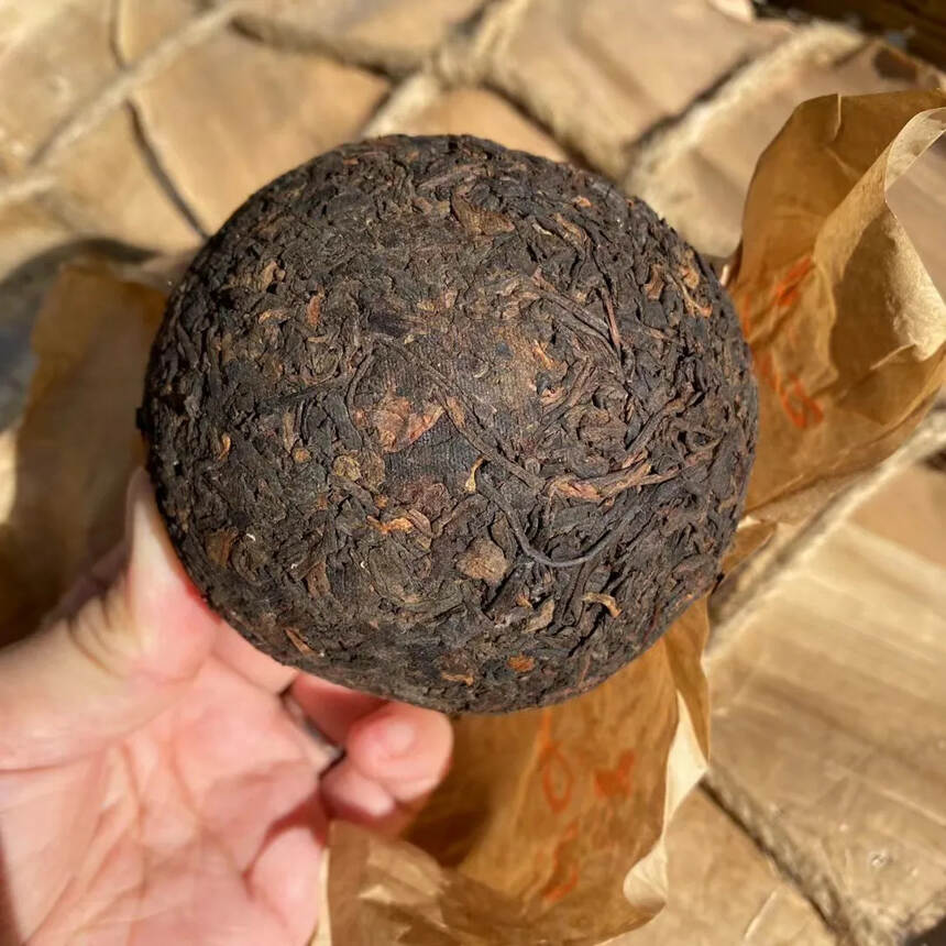 90年代昆明金鸡沱茶，一个100克仓储非常干净，入口