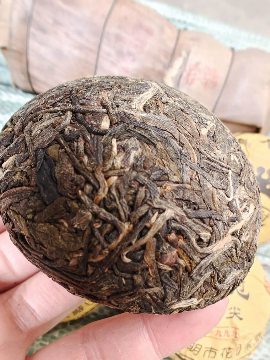 一九九九金冠班章古树沱茶，100克一个，5个一条。里