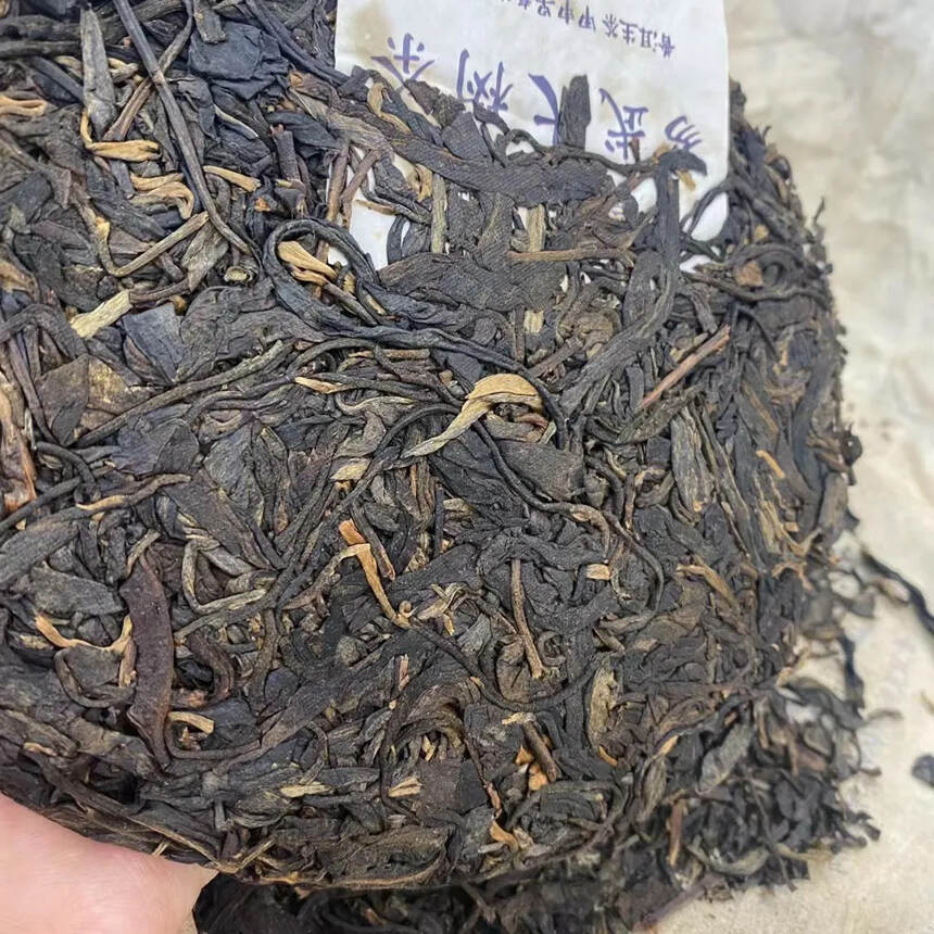 高香04年“易武大树茶”茶韵十足 微烟香，一饼357