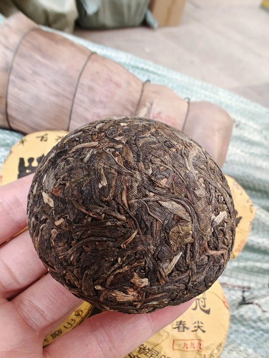 一九九九金冠班章古树沱茶，100克一个，5个一条。里