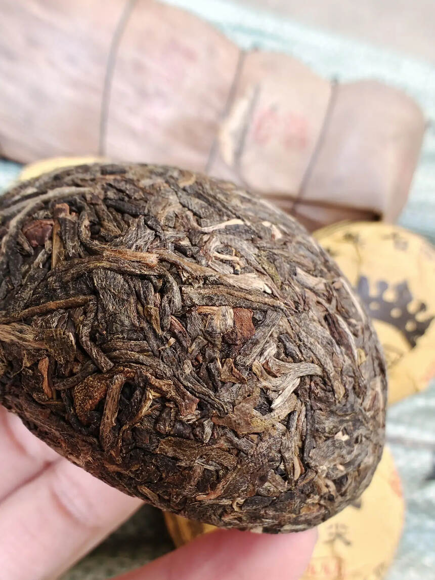 一九九九金冠班章古树沱茶，100克一个，5个一条。里