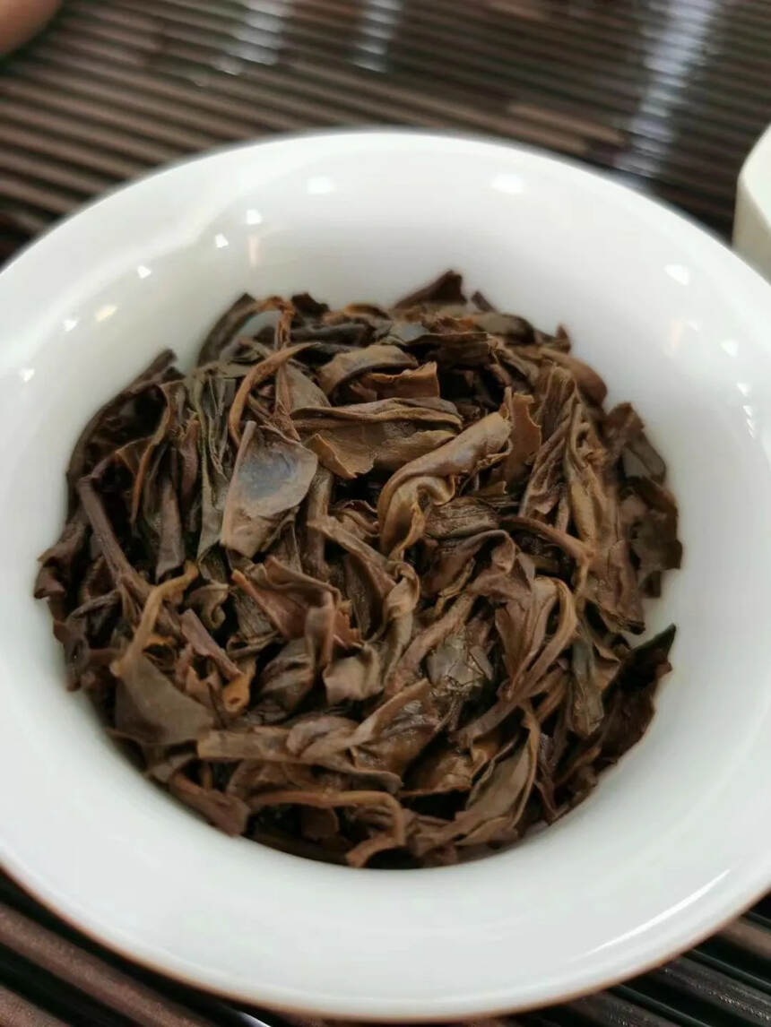 高香04年“易武大树茶”茶韵十足 微烟香，一饼357