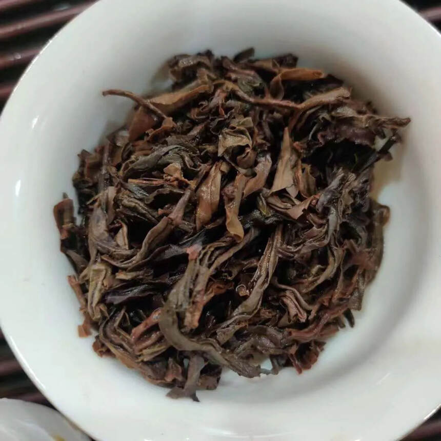 ??

97年花园茶厂 薄纸绿印 极品老茶，叶底活性