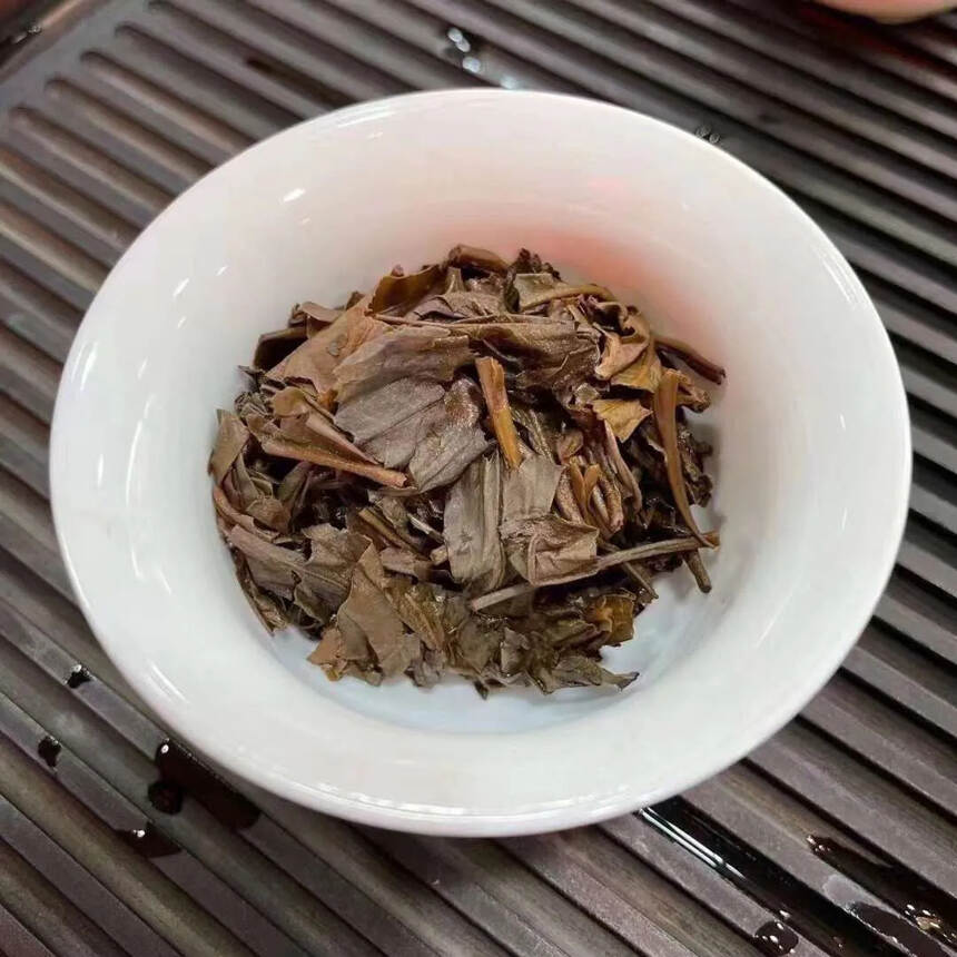 ??

05年紫印班章老树，茶汤透亮，叶底肥厚有弹性