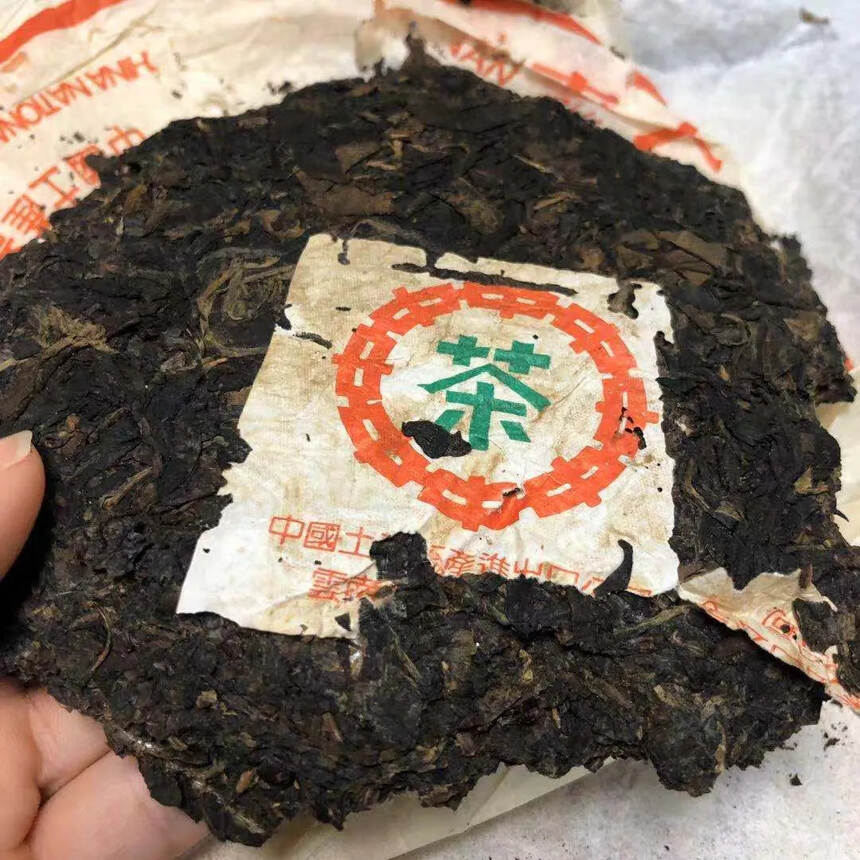 #普洱茶# 80年代绿印石头饼，生茶，因为压的铁故名