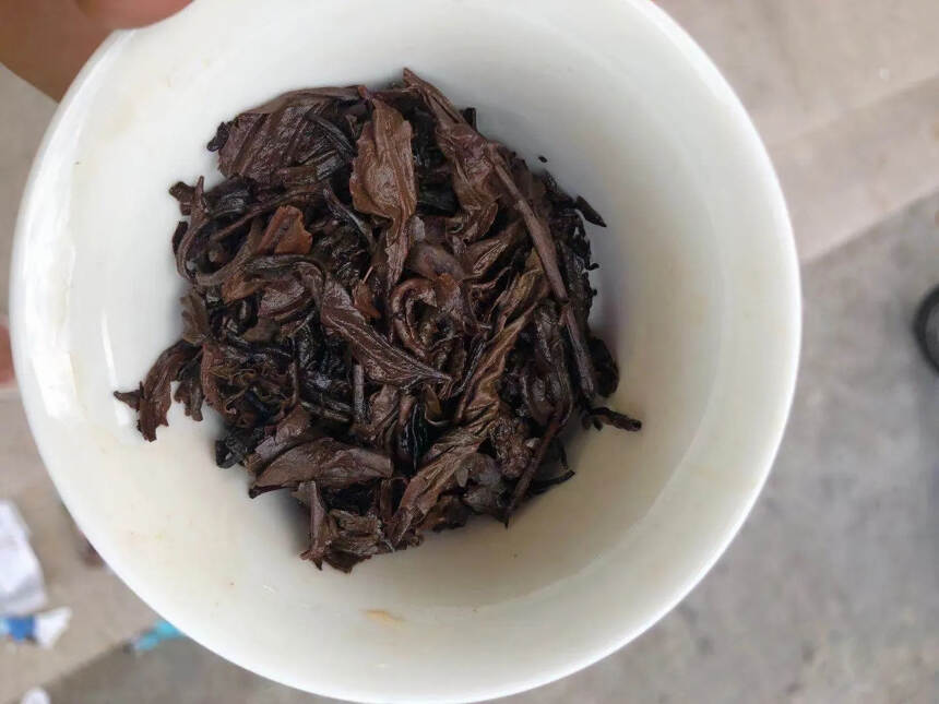 这款茶是1990年生产，选用6级茶菁压制而成，早期在