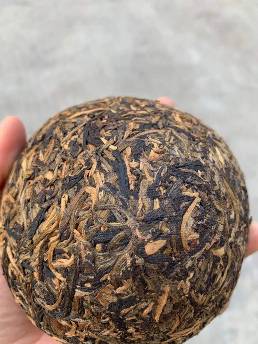 2002年班章古树沱茶，250克/个，4个/条。早期