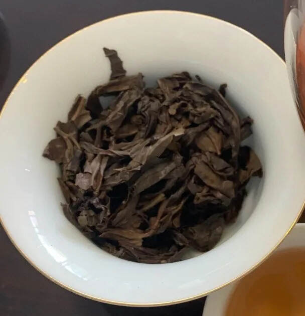 #普洱茶# 2002年傣文青黄印老生茶，布朗山古树纯