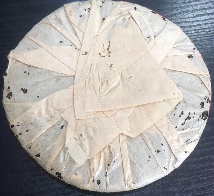 #普洱茶# 99年油光纸甲级旧青饼，勐海茶区料。
