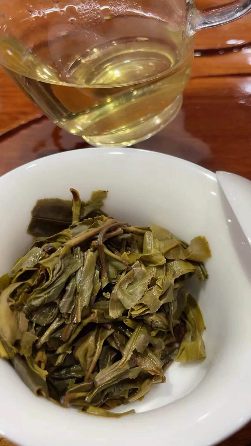 夜品曼松王子山，越喝越甘甜色泽红润，茶汤质感，口感饱