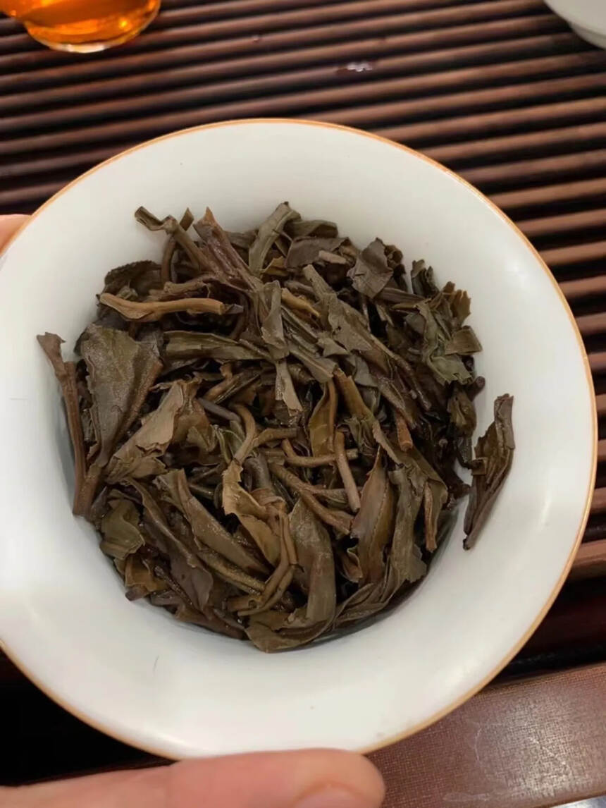 白菜味十足！2003年凤临茶厂千年古茶树茶，班章茶区