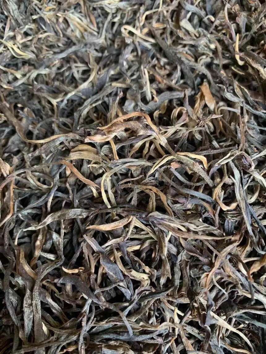 2014年冰岛散茶，这款茶为纯正的冰岛选料，闻干茶非