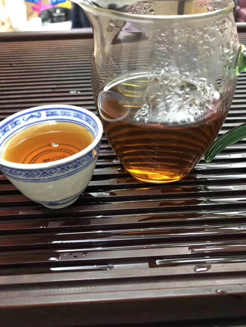 #普洱茶# 九十年代油光纸老黄印
此茶外观圆润饱满，