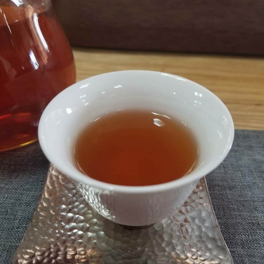 #普洱茶# 01年勐海茶厂老树圆茶老生茶，繁体厂海王