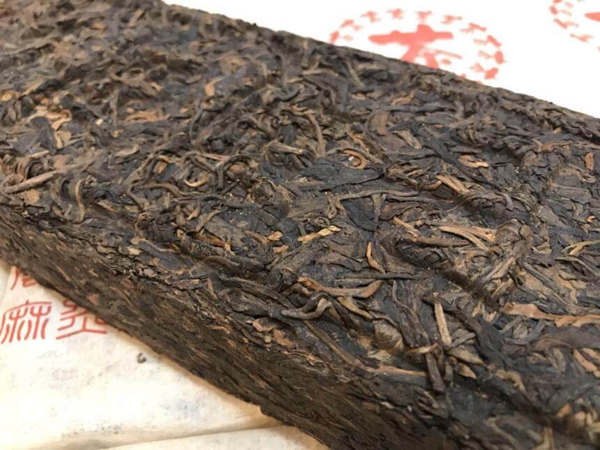 #普洱茶# 2000年易武麻黑1公斤高山古树青砖，是