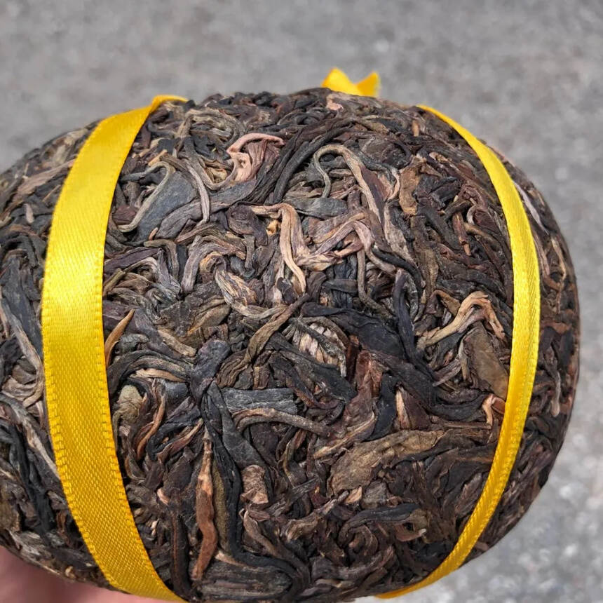 #普洱茶# 2014年贺开古树金瓜1000克生茶。