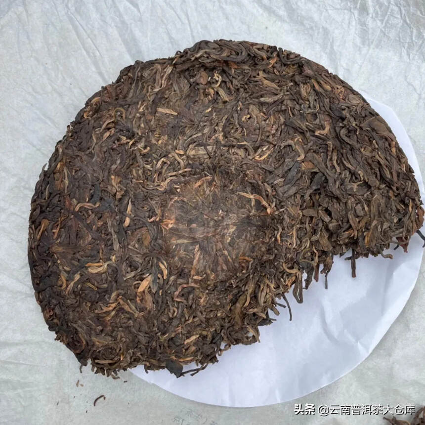 2015年滑竹梁子大树茶
自己收料做的一款好茶
纯料